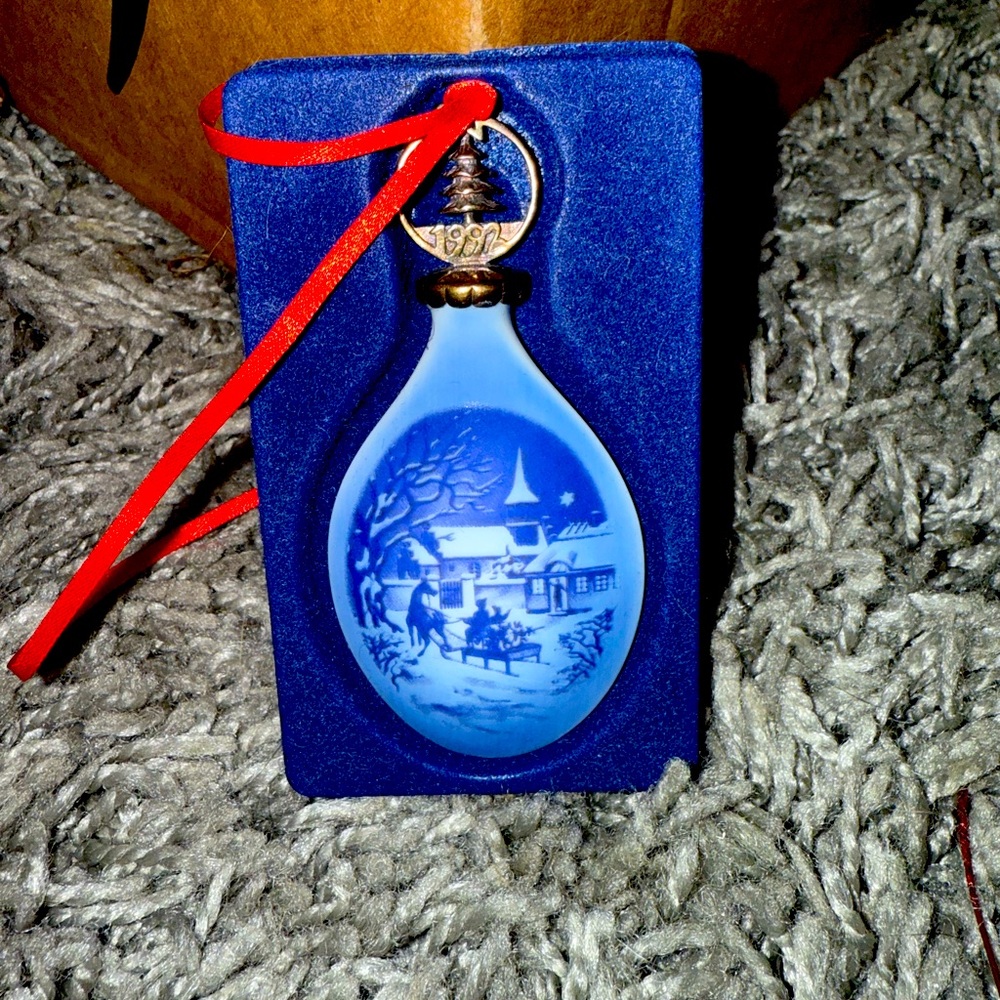 Bing & Grondahl 1992 Annual Porcelain Drop Ornament Denmark